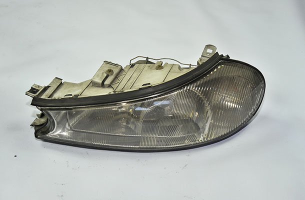 Ford Çıkma Yedek Mondeo 1 Far Güvenli Sürüş ve Orijinal Uyumun Ekonomik Yolu